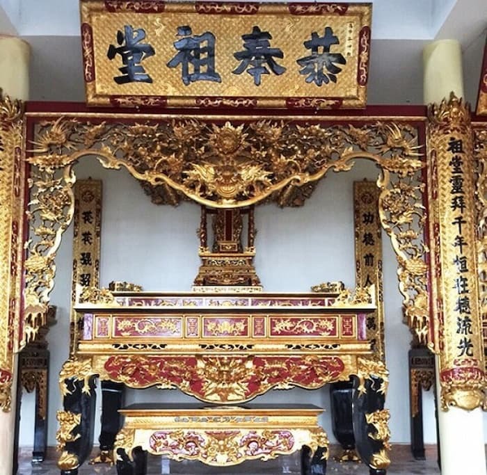 Câu đối treo bàn thờ gia tiên là nét đẹp văn hóa người Việt