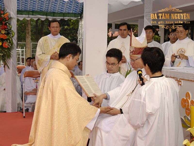 Linh mục thực hiện các nghi lễ tôn giáo