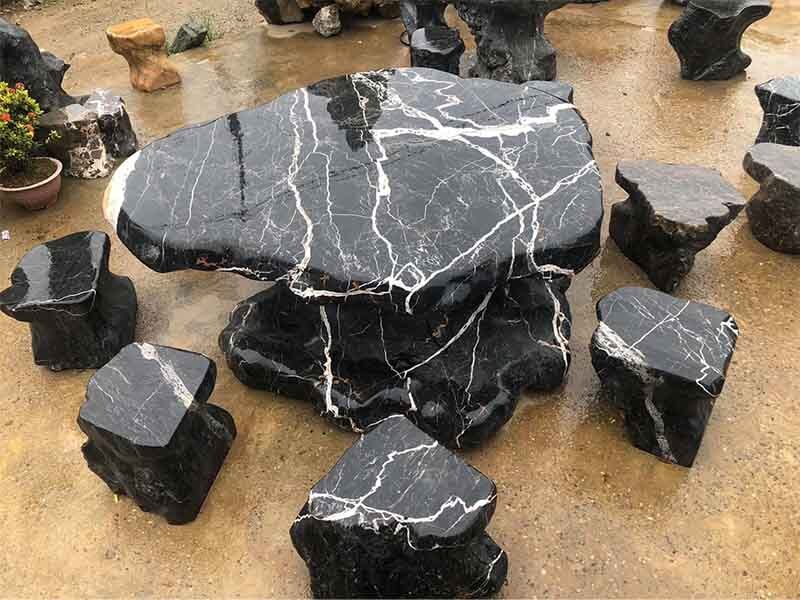 Mẫu bàn ghế đá mini đá đen tia chớp mang vẻ đẹp ấn tượng