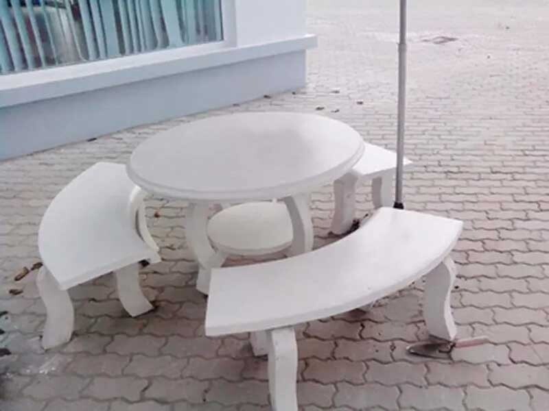 Mẫu bàn ghế đá mini ghế không tựa màu trắng tự nhiên