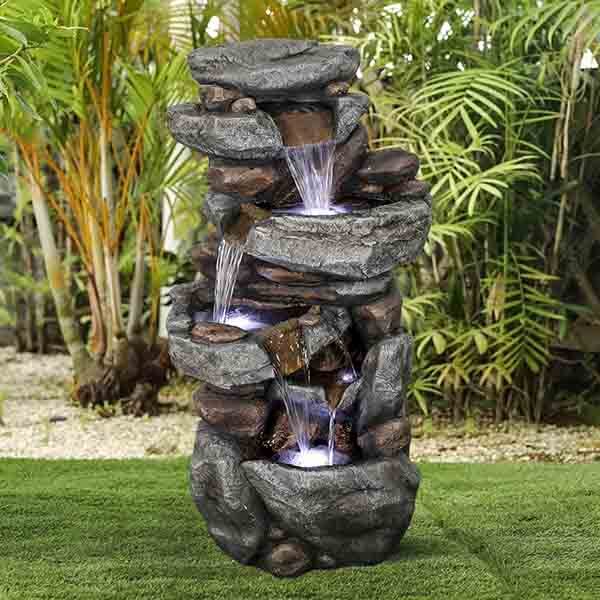 Đài phun nước bằng đá thiết kế độc đáo.
