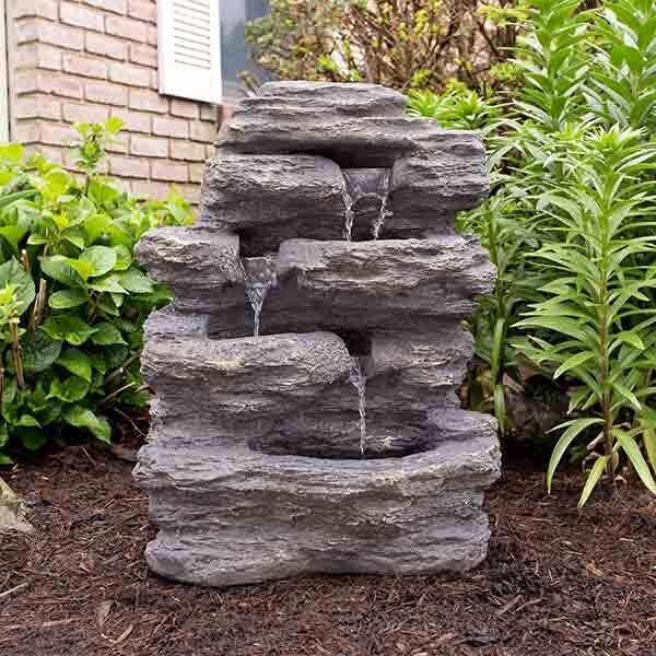 Đài phun nước bằng đá tạo cảm giác thiên nhiên.