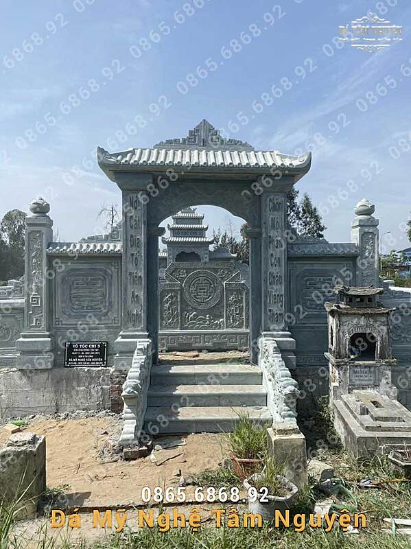 Khu lăng mộ là nơi thiêng liêng chôn cất người đã khuất