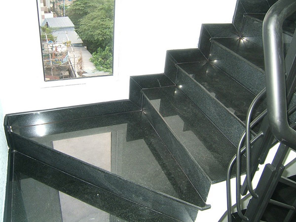 Cầu thang làm từ đá kim sa trung thanh vịn inox