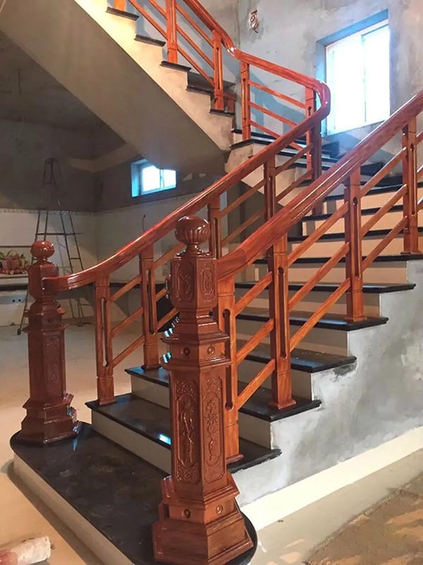 Cầu thang làm từ đá kim sa trung đen với lan can gỗ 