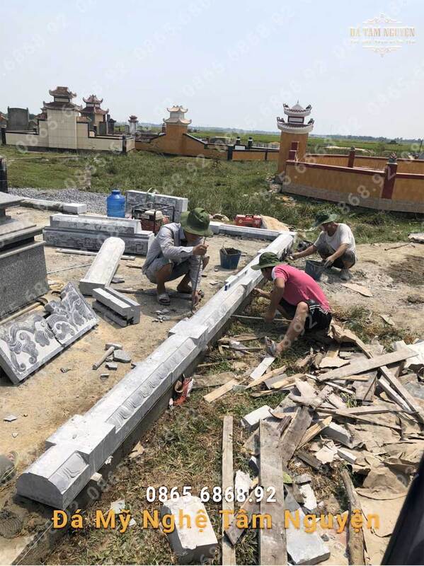 Các nghệ nhân đang thi công phần lan can cho lăng mộ ở Quảng Bình