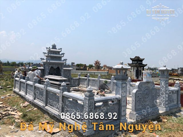 Lăng mộ đá có lăng thờ kích thước lớn tại Quảng Bình
