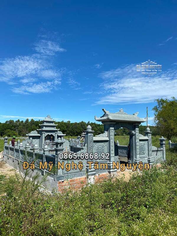 Tổng thể nhìn từ bên ngoài khu lăng mộ đá xanh rêu tại Nghệ An