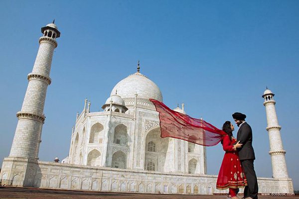 Những cặp đôi chụp ảnh tại ngôi đền Taj Mahal