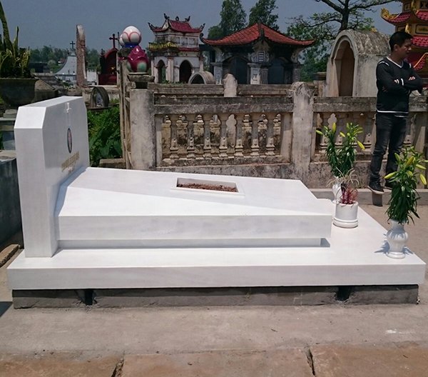 Sản phẩm mộ đơn được chế tác từ đá trắng