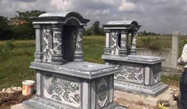 Mộ đá mái vòm với họa tiết rồng được trạm khắc trên thân mộ