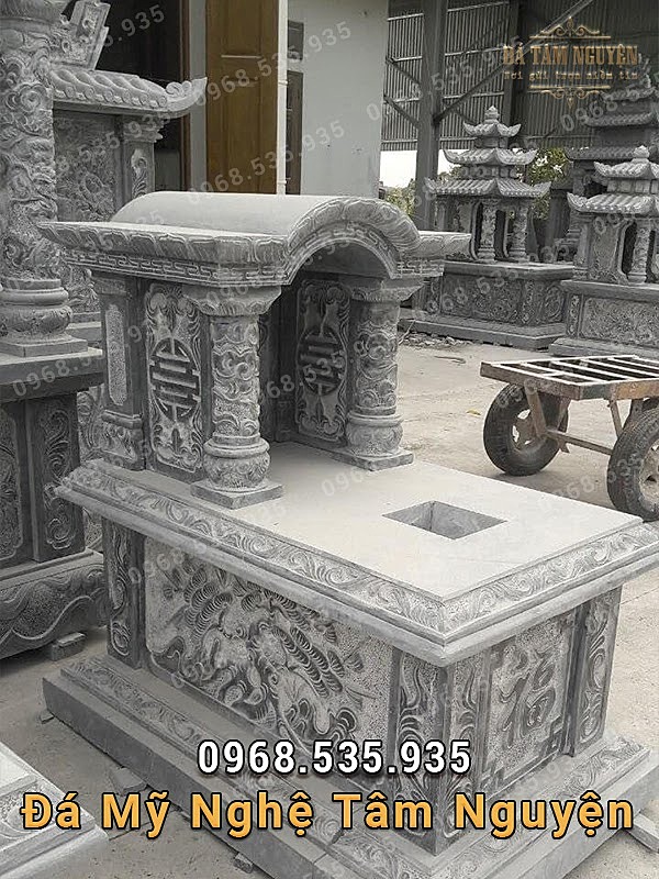 Mái của mộ có hình vòng cung, cách điệu