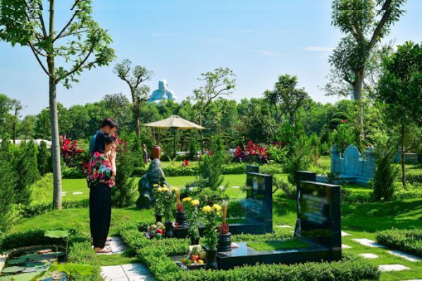 Khu nghĩa trang công giáo với nhiều cây cối xung quanh