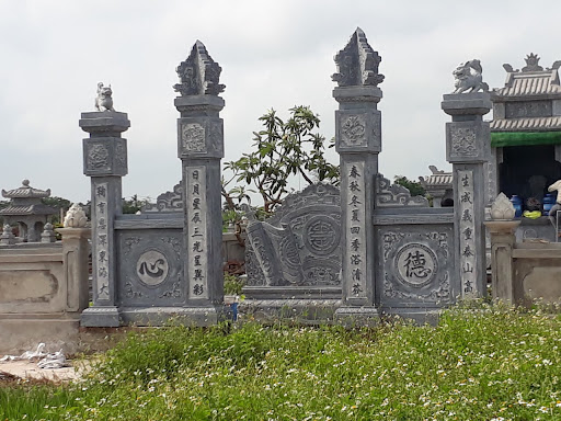 cổng tứ trụ bằng đá xanh đen đặt tại khu lăng mộ