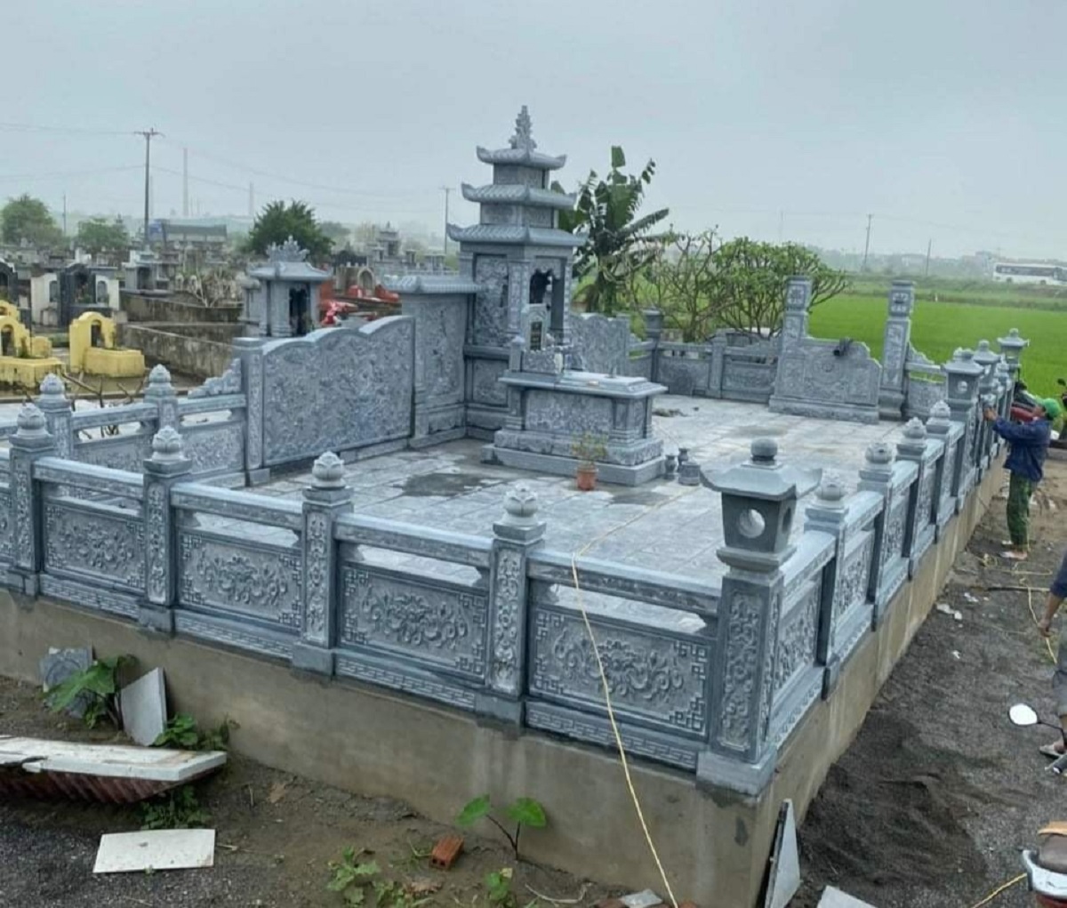 khu lăng mộ được chế tác từ chất liệu đá xanh đen
