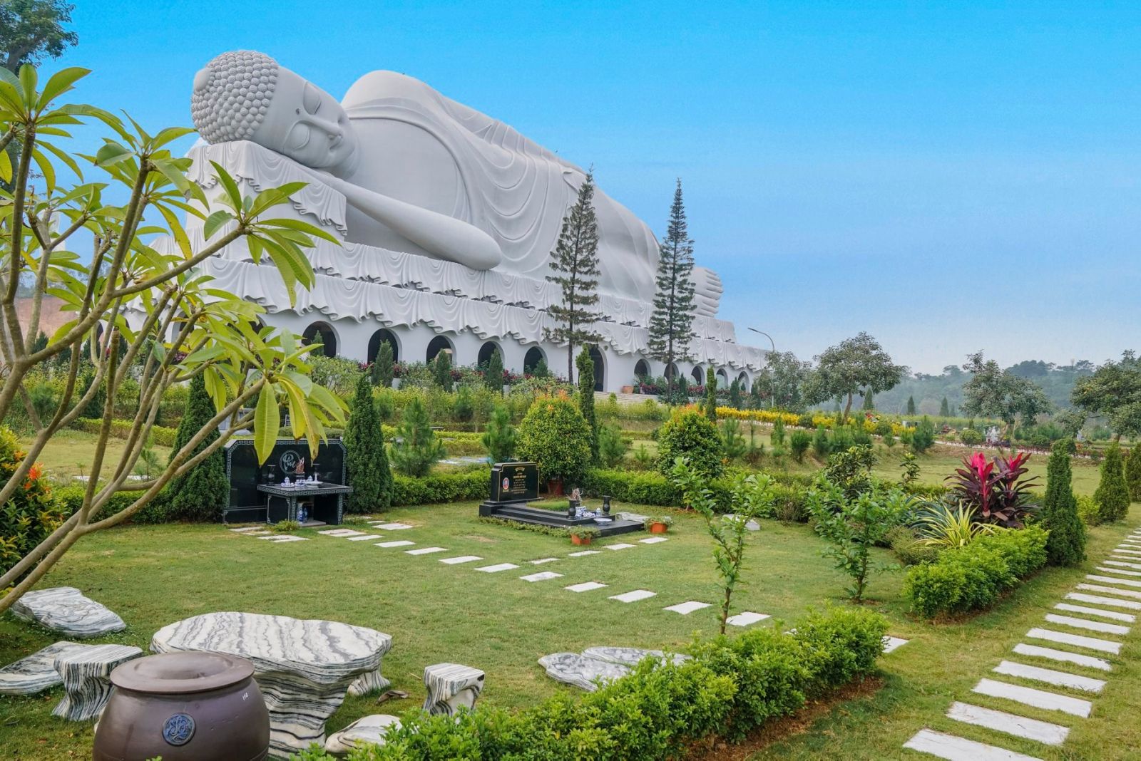 Lối vào Thiên Đức Vĩnh Hằng Viên nổi bật với tượng Phật khổng lồ