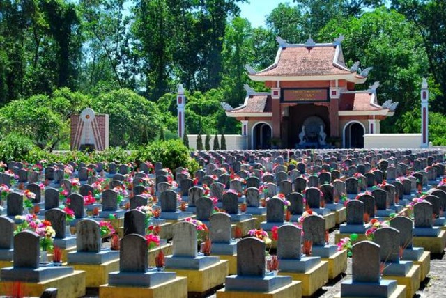 Bên trong nghĩa trang Trường Sơn