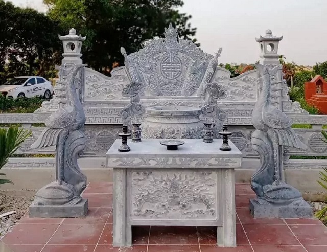 Hạc đá thường đi kèm các vật phẩm thờ cúng khác thể hiện sự đồng bộ
