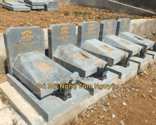 Các ngôi mộ liền kề nhau trong khu