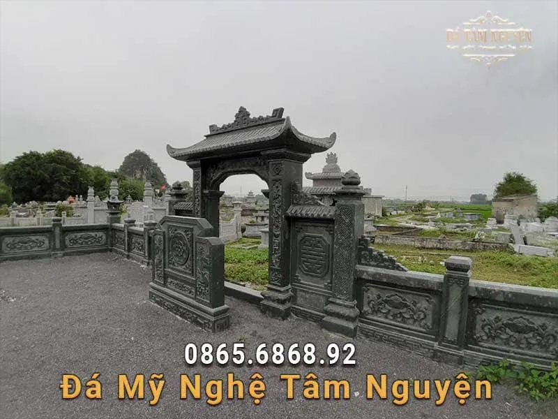 Cổng đá có mái cùng cuốn thư đá xanh rêu