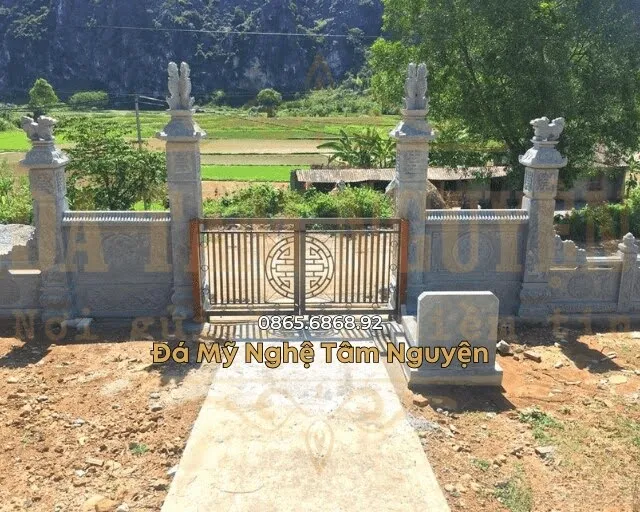 Cổng đá trước khu lăng mộ