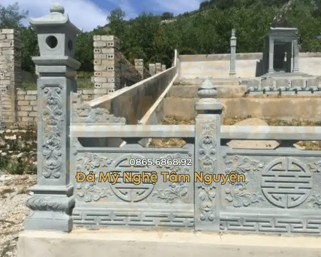 Cột chạm khắc hoa sen giữa các nhịp lan can