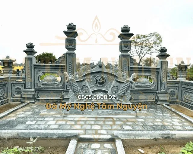 Cuốn thư đá kích thước lớn chắn khu lăng mộ