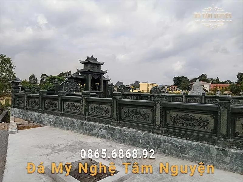 Khu lan can đá chạm khắc hoa sen