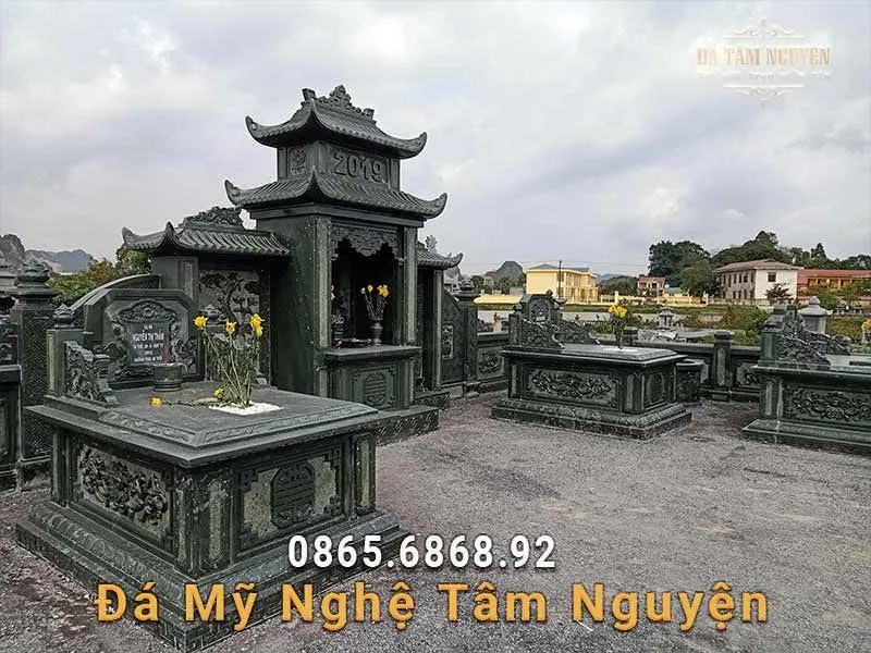 Khu mộ đá được chạm khắc tinh xảo