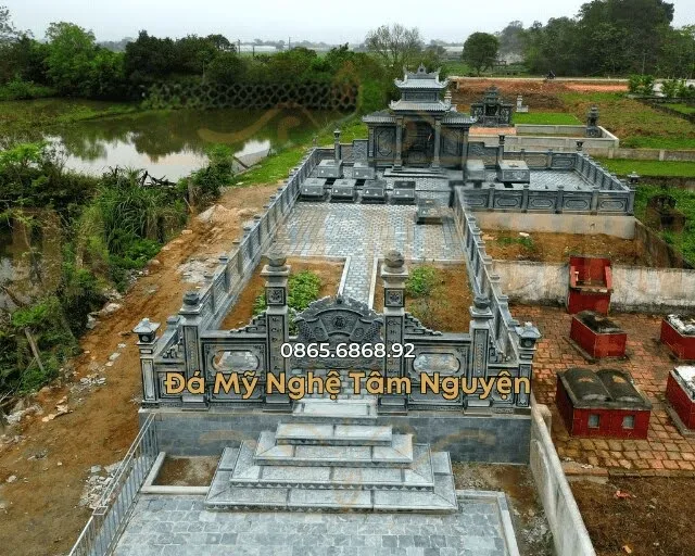 Khu lăng mộ làm hoàn toàn từ đá xanh rêu