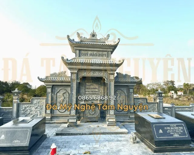 Lăng thờ đá kích thước lớn với bốn cánh phong