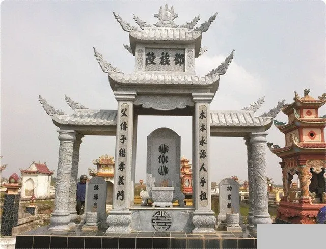 Mẫu lăng thờ bằng đá trắng có điểm nhấn là các cột trụ to, cao, khắc câu đối và rồng lượn quấn quanh, các cột trụ càng trở nên nổi bật khi lăng không có phần lưng phía sau.