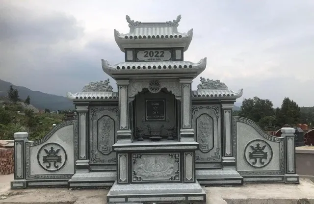Mẫu lăng thờ bằng đá xanh rêu có phần bưng đơn giản nhưng đủ làm nổi bật phần bia đá bên trong khung thờ
