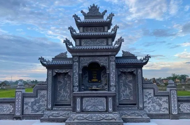 Mẫu long đình đá 3 mái cỡ lớn với 2 bên cánh phong khắc họa cảnh tứ quý (tùng trúc cúc mai) làm công trình thêm uy nghiêm.