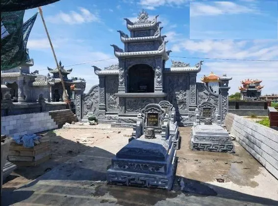 Mẫu long đình đá có cánh liền đồ sộ, trên cánh lăng được chạm khắc cảnh tứ quý, ngoài ra lăng có thêm 2 cánh phong trang trí họa tiết hạc chầu làm công trình thêm bề thế. Mỗi tầng mái lăng đều được chạm khắc hình rồng tỏa ra tứ phía. Trên đỉnh lăng là hình nguyệt âm dương.
